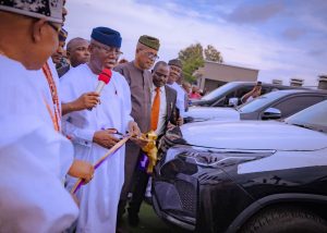 Gov. Aiyedatiwa Presents New Vehicles To Traditional Rulers
