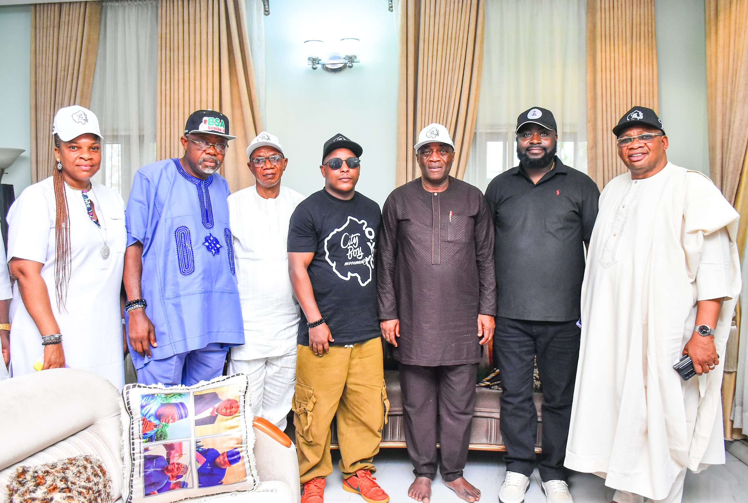 Akintunde Donates Five Buses, Endorses One-Million-Vote Target for Tinubu in Oyo